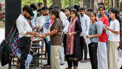 केंद्र के बाहर नो-पार्किंग, स्पेशन ट्रेनें... NEET को लेकर लखनऊ तैयार