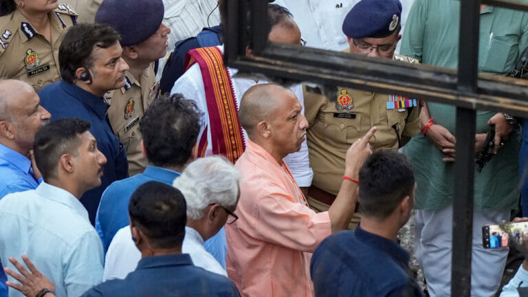 लखनऊ अग्निकांड: मरने वालों का नाम आया सामने; CM ने किया मुआवजे का ऐलान