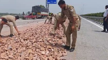 RTO के डर से ट्रक चालकों ने सड़क पर गिराए पत्थर,हो सकता था बड़ा हादसा