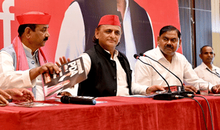 ‘योगी राज में 20 पेपर लीक’, अखिलेश ने अभ्यर्थियों को दी 7 वचन तो CM ने किया पलटवार