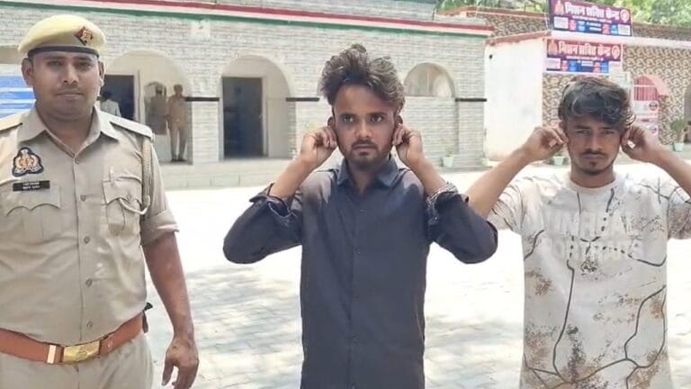 'सारी महिलाएं बहन हैं', छेड़खानी कर रहे मनचलों को पुलिस ने सिखाया सबक