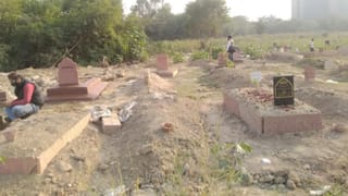 ‘उनके बिना क्या जीना…’ घर से निकला फातिहा पढ़ने, फिर पत्नी-बेटे के कब्र के बीच मिला शव