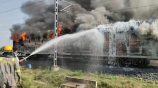 चलती मालगाड़ी में भड़की आग, देखते ही देखते खाक हो गई नई कारें; DFC ट्रैक पर बड़ा हादसा