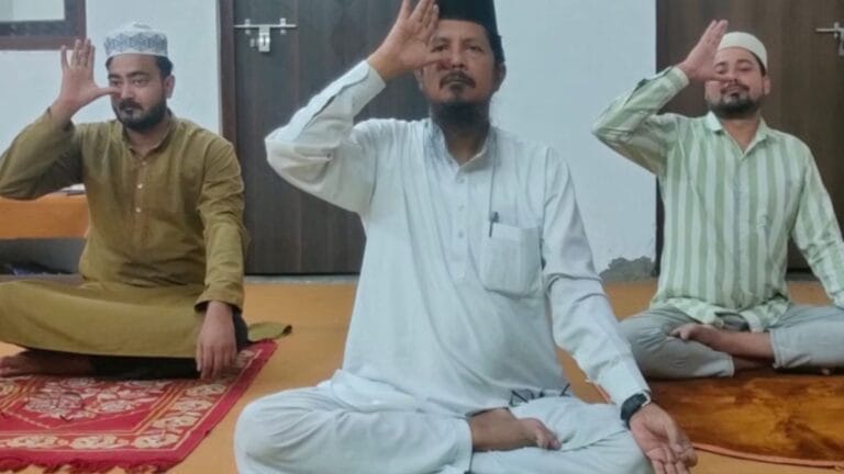 बिछाया मैट, करने लगे योगाभ्यास; बरेली से मौलाना रजवी का समाज को संदेश