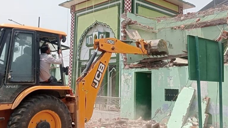 संभल की मस्जिद में मिले ऐसे झंडा-पोस्टर, प्रशासन ने चला दिया बुलडोजर