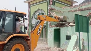 संभल की मस्जिद में मिले ऐसे झंडा-पोस्टर, प्रशासन ने चला दिया बुलडोजर; सरकारी जमीन पर हुआ था निर्माण