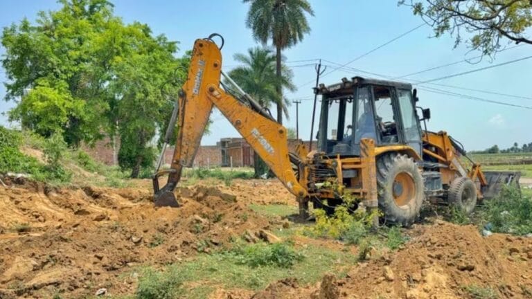 1978 के दंगे में हत्या, अब कब्रिस्तान से छुड़ाई जमीन पर बसेगा परिवार