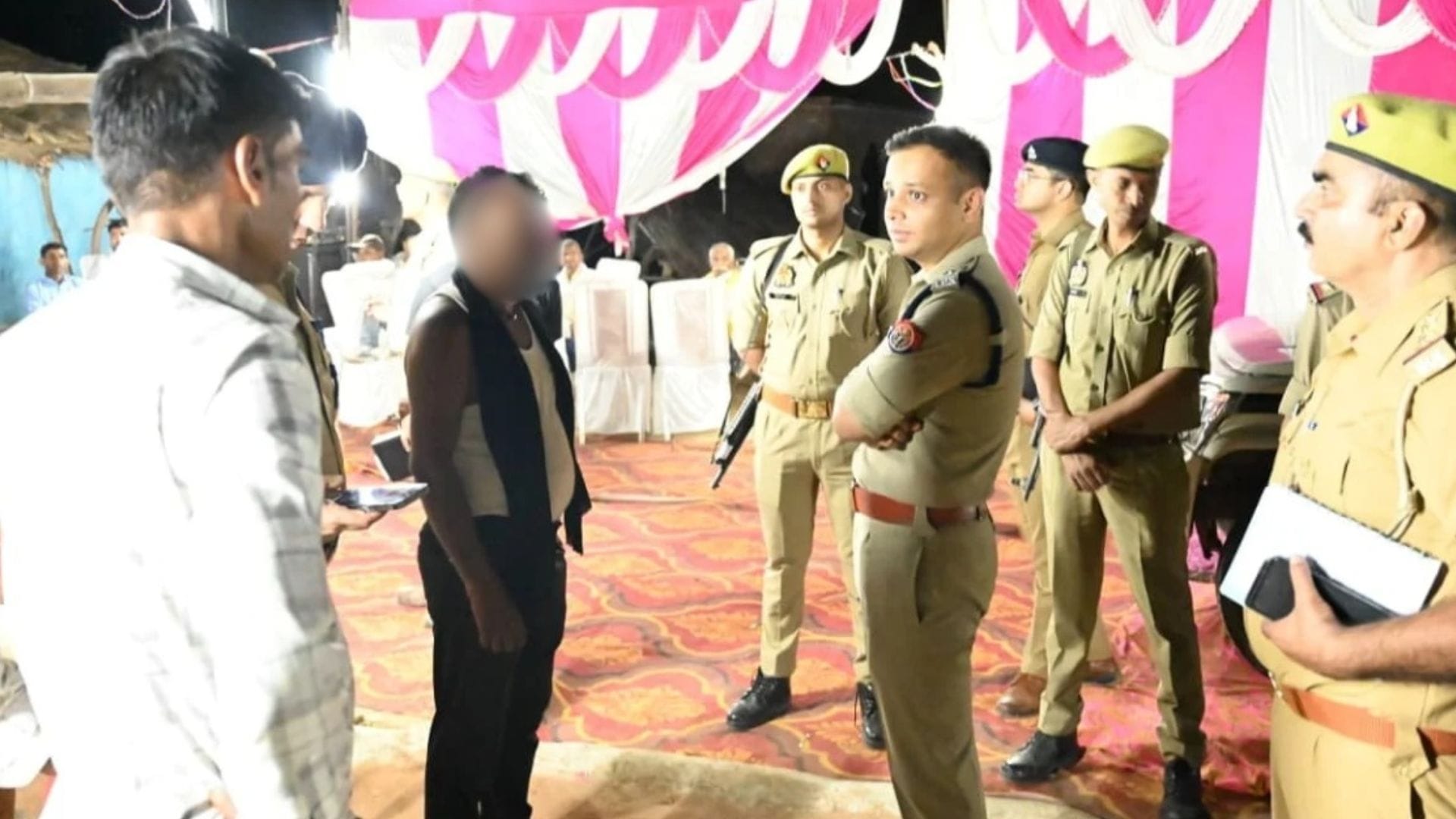 शादी में उड़ते ड्रोन पर बाराती ने चलाई गोली, निशाना चूका और पसरा मातम..? शादी में उड़ते ड्रोन पर बाराती ने चलाई गोली, निशाना चूका और पसरा मातम..?