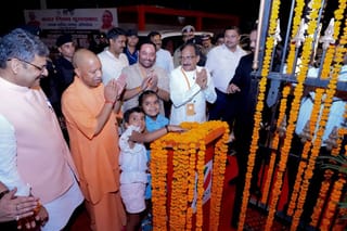 जिस बिटिया का कराया था एडमिशन, उसके हाथ ही उद्घाटन… CM योगी ने दिल जीत लिया!