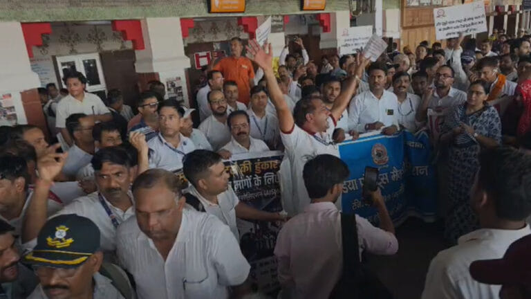 आगरा में ट्रैक पर कूदी डिप्टी स्टेशन अधीक्षक की बहन; जानिए पूरा मामला