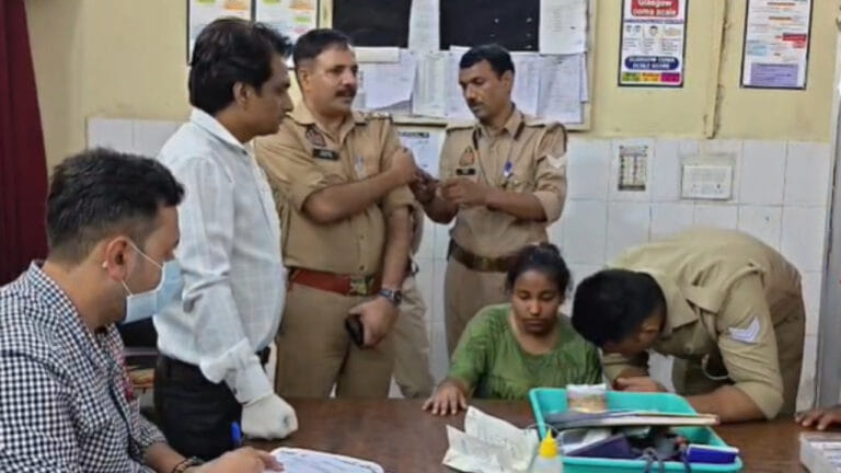 पढ़ाई की फीस न भरने का आरोप, डीजल डालकर DM आवास के बाहर पहुंची युवती