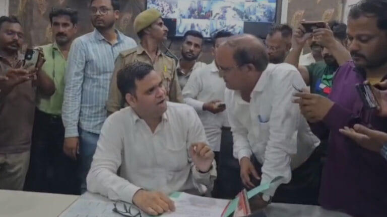 उरई नगर पालिका में बड़ा बवाल, IAS रिंकू सिंह राही पहुंचे तो EO ने रोका
