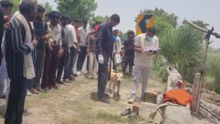 झोपड़ी बनी चिता! कासगंज में साधु की जलकर मौत, हत्या की आशंका से बवाल