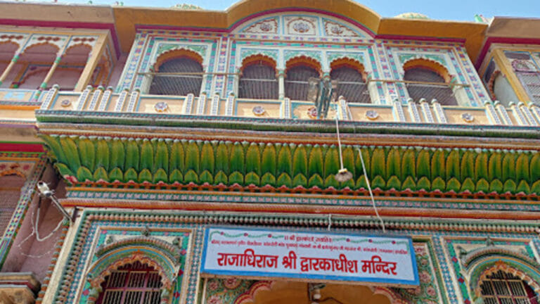 मथुरा के द्वारकाधीश मंदिर में चोरी, CCTV में दिखा दानपात्र चोर, हड़ंकप