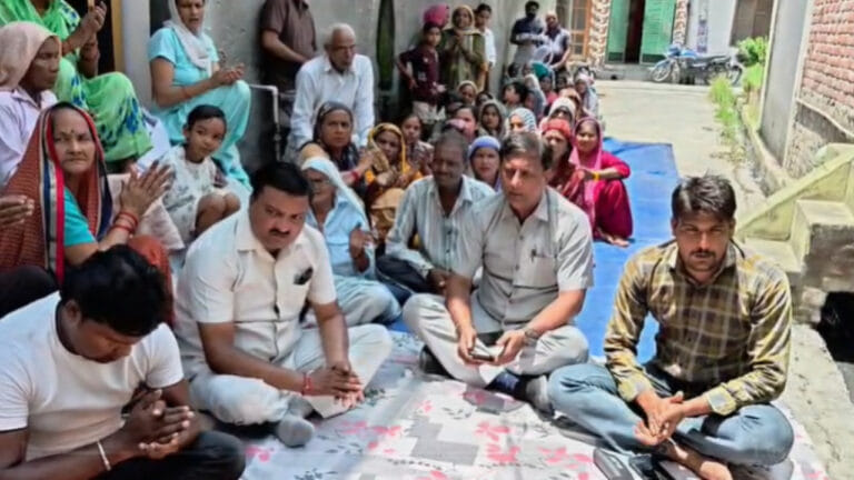 हिंदू बस्ती में मुसलमानों के घर खरीदने पर बवाल, दो मकानों पर लगा ताला