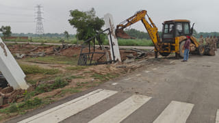 प्रयागराज में अवैध प्लाटिंग पर गरजा बुलडोजर, भाकियू नेता की 28 बीघा साइट ध्वस्त
