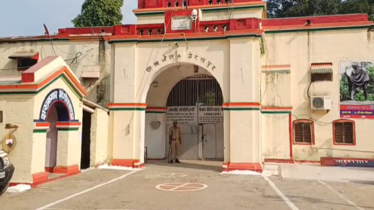 गोरखपुर जेल से POCSO आरोपी फरार, पूरे जिले में अलर्ट; सुरक्षा पर सवाल