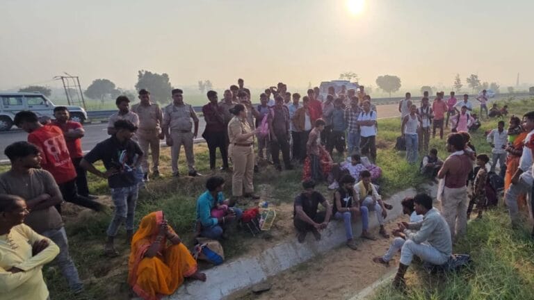 गंगा एक्सप्रेसवे पर भीषण हादसा: बेकाबू होकर पलटी बस, 2 लोगों की मौत