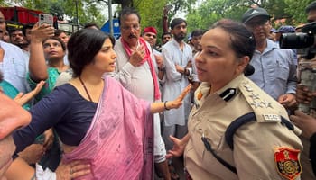पेपर लीक विवाद पर सपा का संसद से जंतर-मंतर तक मार्च, हिरासत में डिंपल!