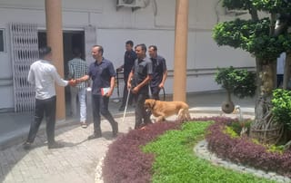 ग्रेटर नोएडा: कलेक्ट्रेट में बम की सूचना से हड़कंप, परिसर खाली कराया गया