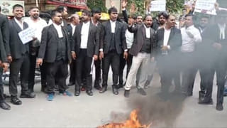 दिल्ली लाठीचार्ज पर प्रयागराज में बवाल, वकीलों ने सड़क पर फूंके टायर
