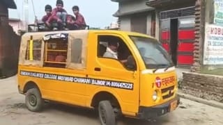 बच्चों की सुरक्षा ताक पर! स्कूल वैन में पहले ठूंसा, फिर बाकी बच्चों को छत पर बैठाया; VIDEO वायरल