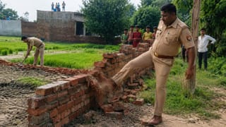 बुलडोजर बने दरोगा! लात मारकर गिराई दीवार, फावड़ा लिए नजर आया सिपाही; वीडियो पर बवाल