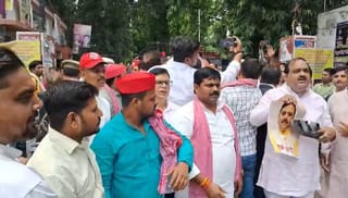 अखिलेश पर विवादित बयान देने वाले मंत्री के खिलाफ सपाइयों का प्रदर्शन, तस्वीर पर मारे जूते