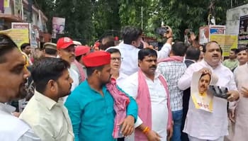 अखिलेश पर विवादित बयान देने वाले मंत्री के खिलाफ सपाइयों का प्रदर्शन