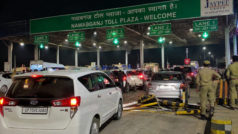 नवाबगंज टोल पर उमर के काफिले का हंगामा! बैरियर तोड़कर निकलीं गाड़ियां