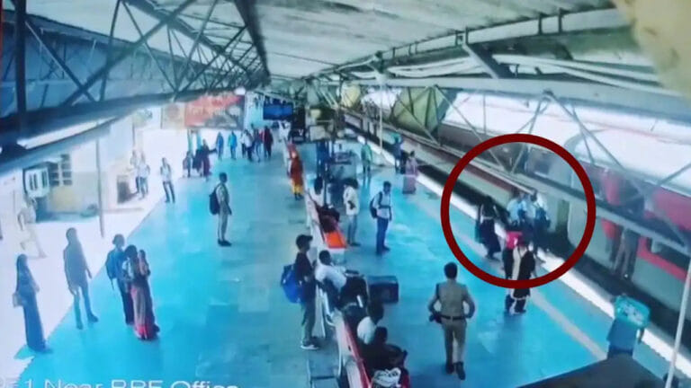 चलती ट्रेन से कूदने लगा पूरा परिवार, GRP-RPF ने दौड़कर बचाई 7 की जान