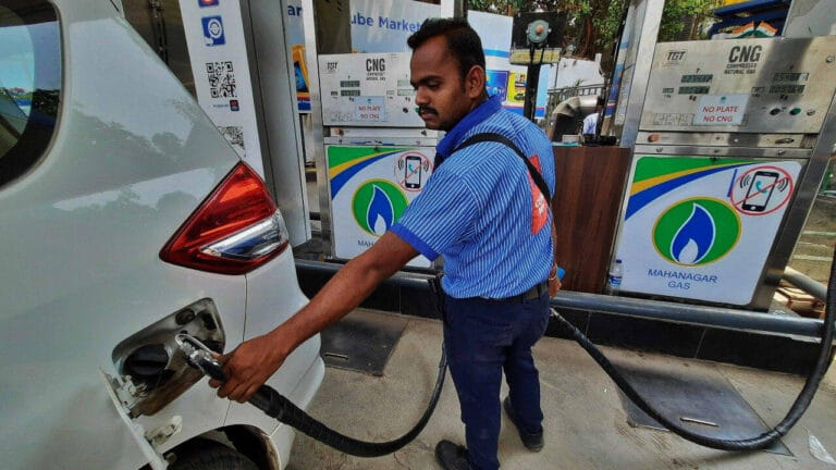 UP में CNG हुई महंगी, लखनऊ-आगरा समेत कई जिलों में बढ़े दाम; जानें रेट