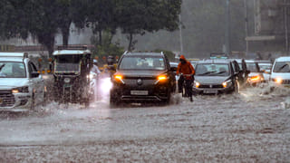 पूरे यूपी में गरज के साथ झमाझम बारिश, बिजली गिरने का भी अलर्ट, 4-6°C तक गिरेगा पारा