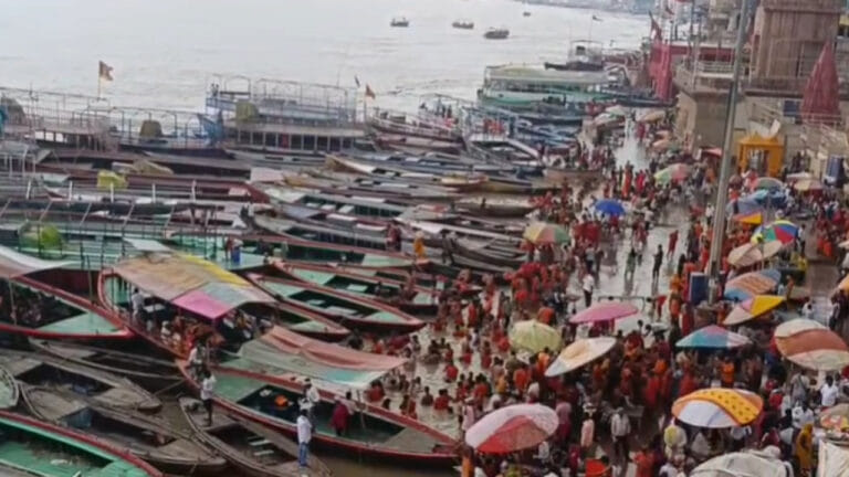 वाराणसी में गंगा का रौद्र रूप! नावों पर रोक, 15 फीट पीछे हुई गंगा आरती