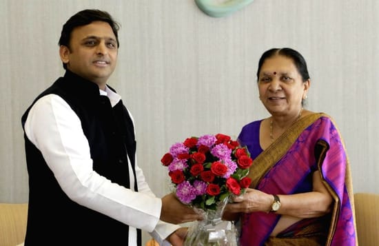 राज्यपाल ने गोरखपुर यूनिवर्सिटी पर नाराजगी जताई तो अखिलेश ने कसा तंज