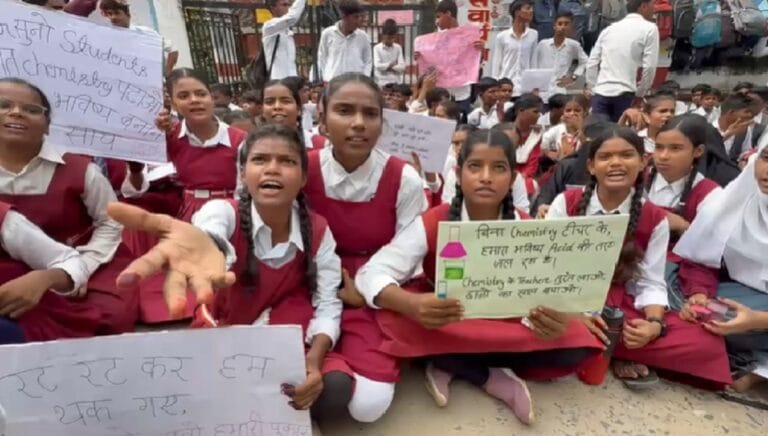 अब आजमगढ़ में सड़क पर उतरे Gen-Alpha, टीचर की कमी पर बवाल