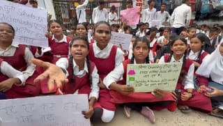 अब आजमगढ़ में सड़क पर उतरे Gen-Alpha, टीचर की कमी पर बवाल
