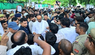 ‘सर नौकरी चाहिए’, लाइब्रेरियन भर्ती की मांग को लेकर डिप्टी CM के आवास पर प्रदर्शन