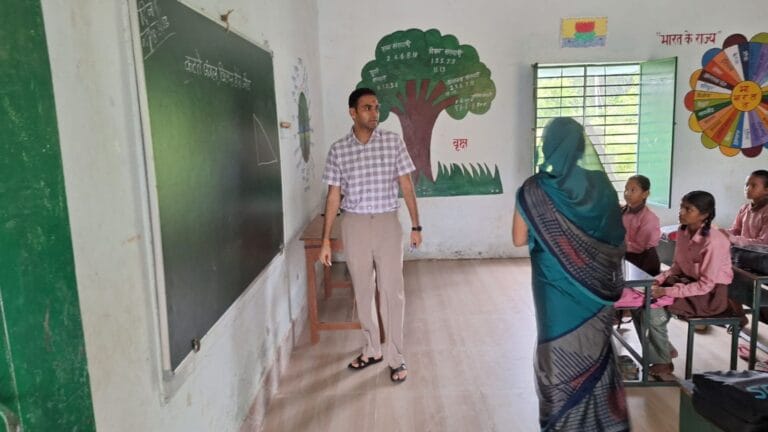 DM बने टीचर! स्कूल में आए थे जांच करने, लेकिन बच्चें को पढ़ाने लगे पाठ