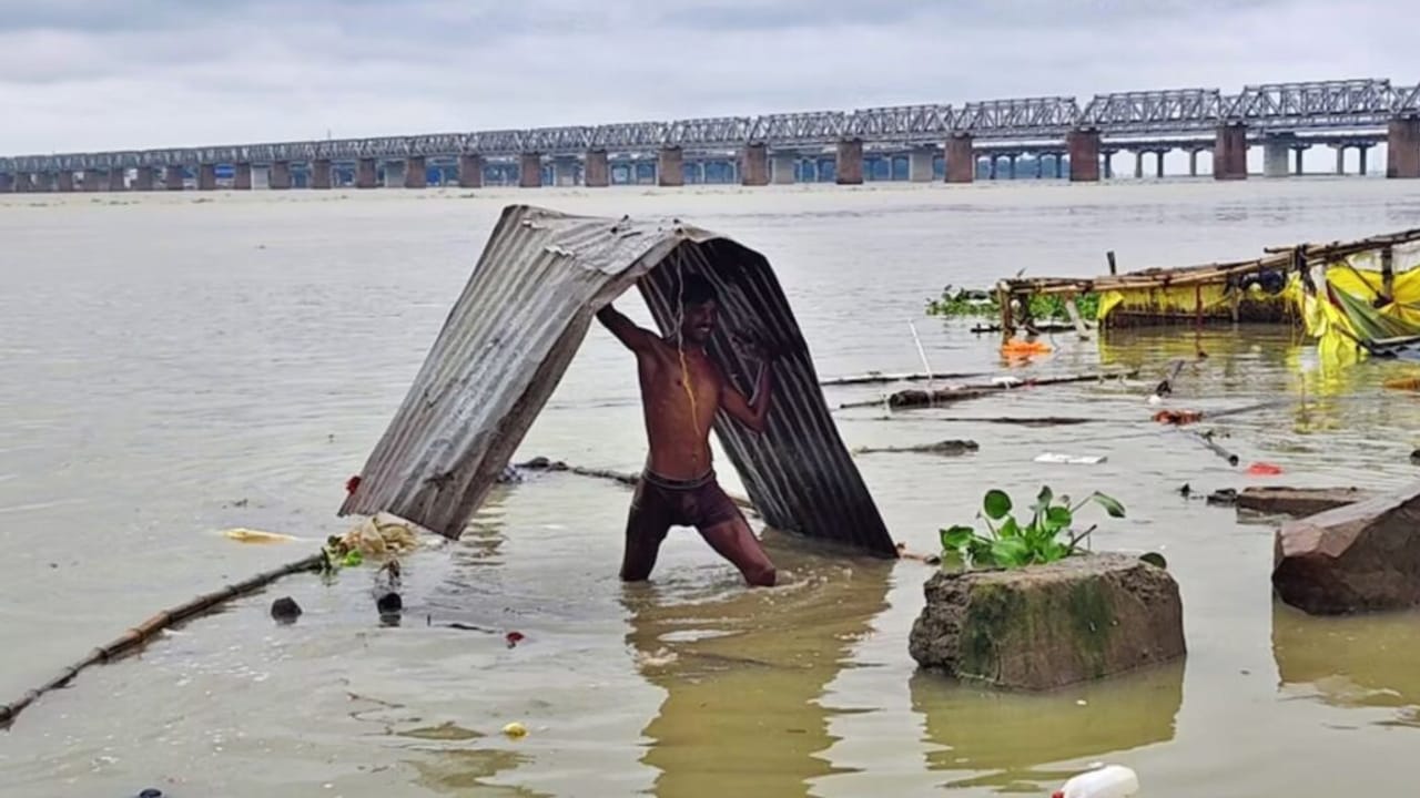 टापू बना थाना, मुहल्ले में चली नाव; बाढ़ से प्रयागराज में हुआ बुरा हाल… Photos