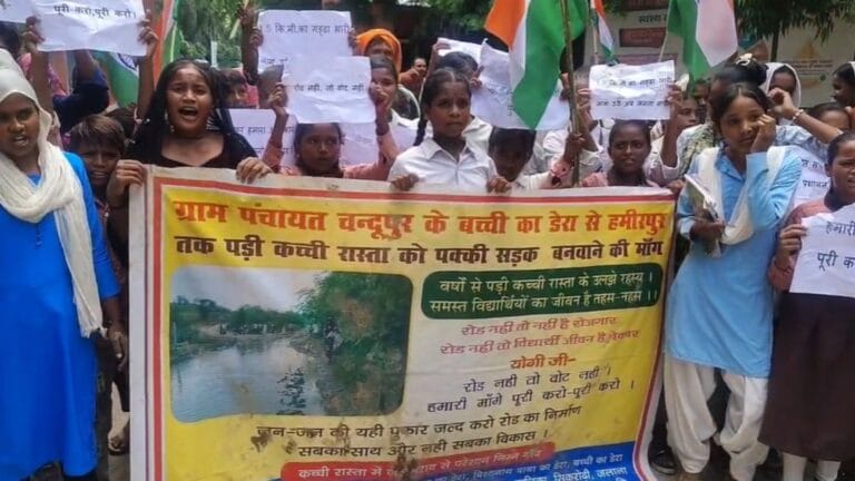 UP में अब सड़क पर उतरा Gen-अल्फा, DM ऑफिस में घुसकर की ये डिमांड;VIDEO