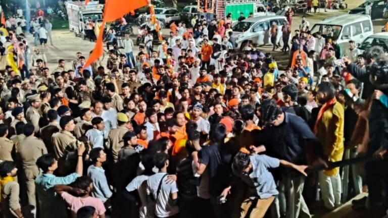कांवड़ियों के आगे झुके कोतवाल, किया इस्तीफे का ऐलान; क्यों हुआ बवाल?