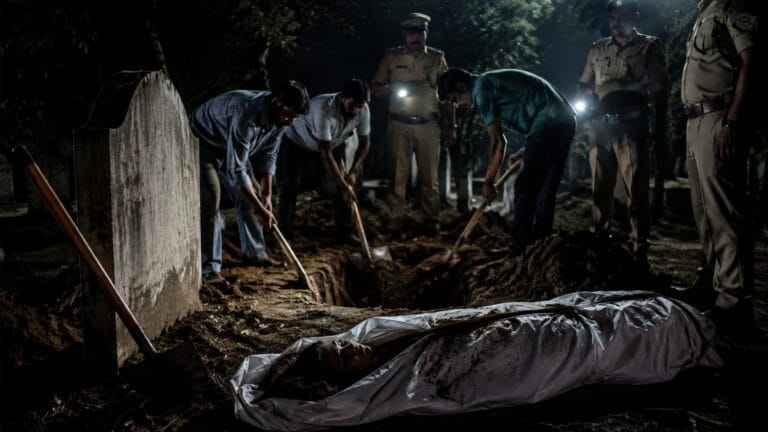 तीन महीने बाद कब्र से निकला महिला का शव, पति ने करंट लगाकर ली थी जान