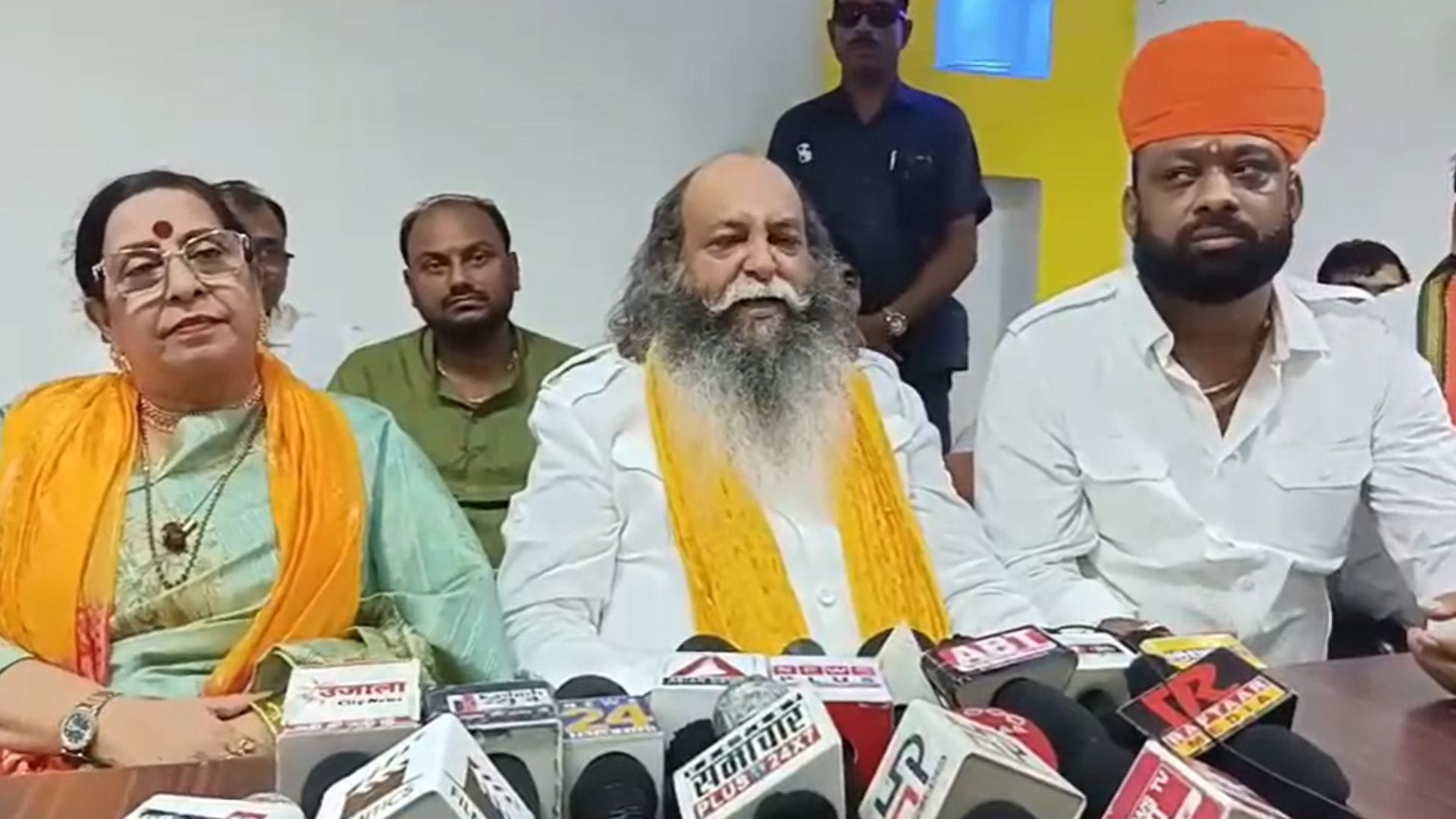 16:22 करणी सेना भी लड़ेगी UP में विधानसभा चुनाव! 50-70 सीट पर उतर सकते हैं उम्मीदवार