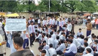 लखनऊ में सड़क पर उतरे Gen Alpha, स्कूल की बदहाली पर लगाया जाम; मंत्री फंसे