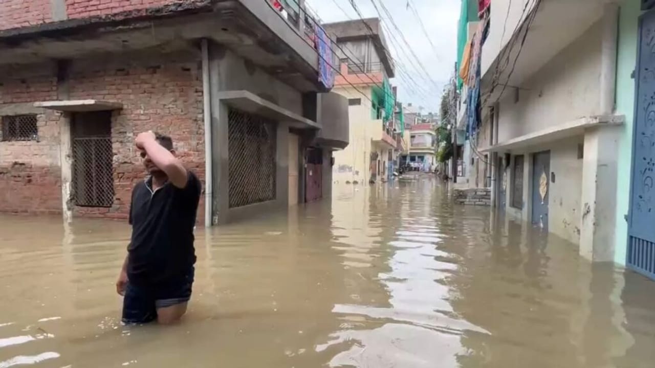 टापू बना थाना, मुहल्ले में चली नाव; बाढ़ से प्रयागराज में हुआ बुरा हाल… Photos