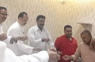 हाथ में गंगाजल-कुरान लेकर पार्षदों के कमाई बांटने वाले वीडियो की सच्चाई क्या?