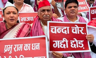 LIVE: चढ़ावा चोरी पर सपा का हंगामा, वेल में आएं MLA, विधानसभा स्थगित
