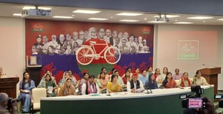 सपा शुरू करेगी ‘स्मृति सम्मान योजना’, हर महिला को मिलेगा 40 हजार; डिंपल का ऐलान