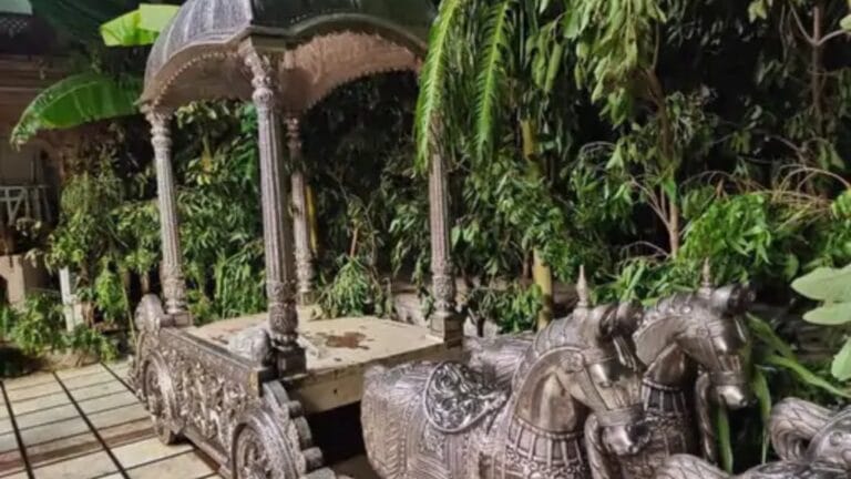 बांके बिहारी मंदिर के चांदी के रथ पर संग्राम! पुलिस-सेवायत आमने-सामने